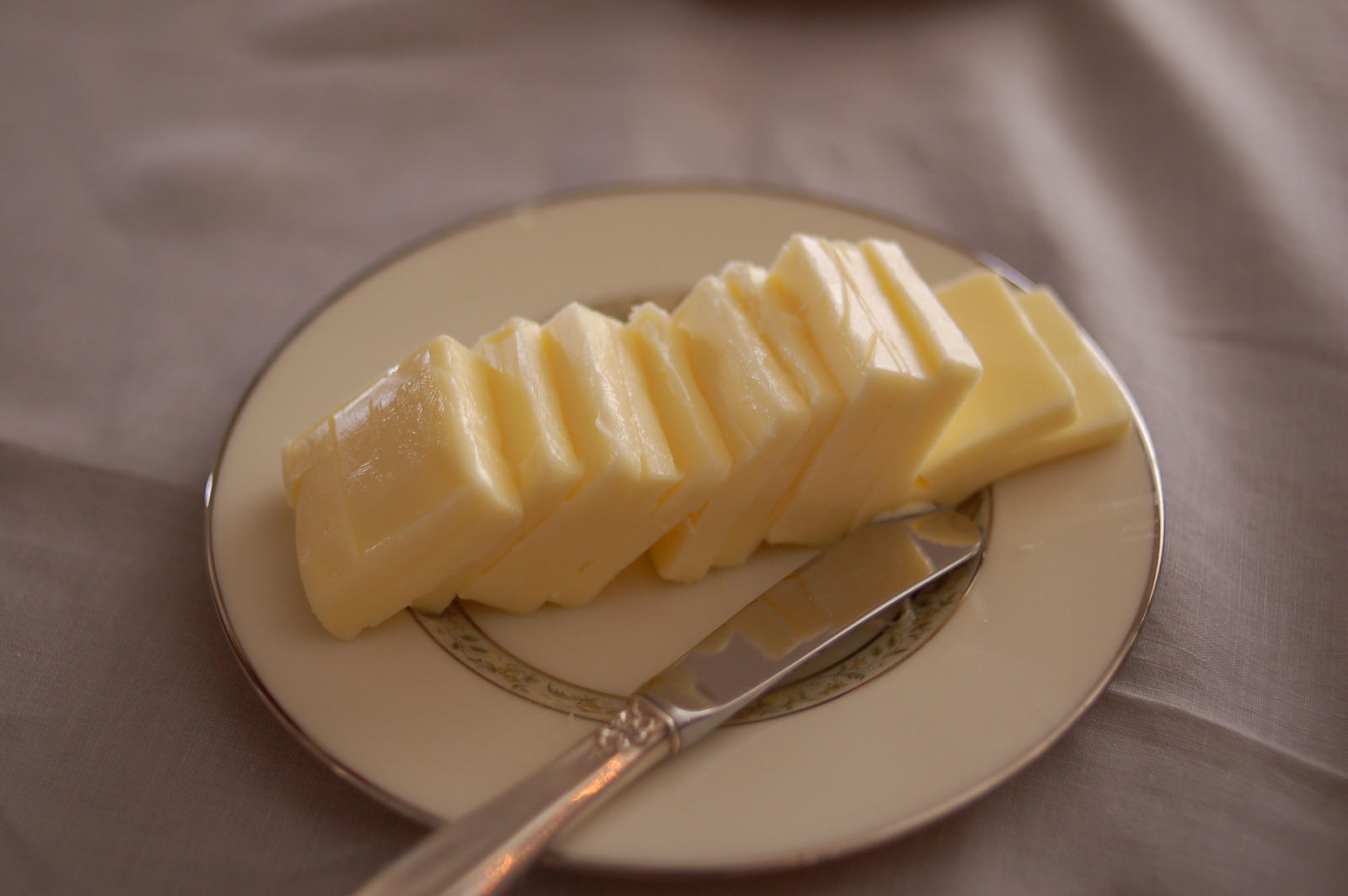 Butter_with_a_butter_knife.jpg